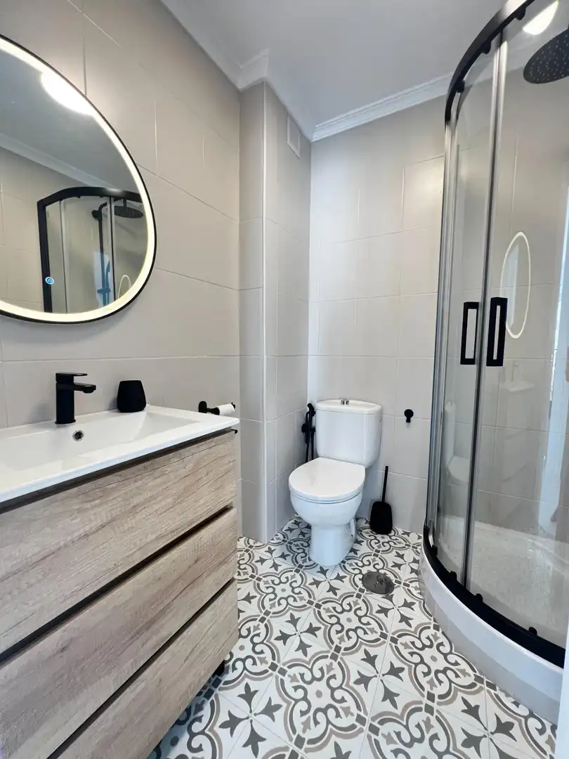 Bany de Apartament de lloguer en Fuengirola amb Aire condicionat, Calefacció i Jardí privat