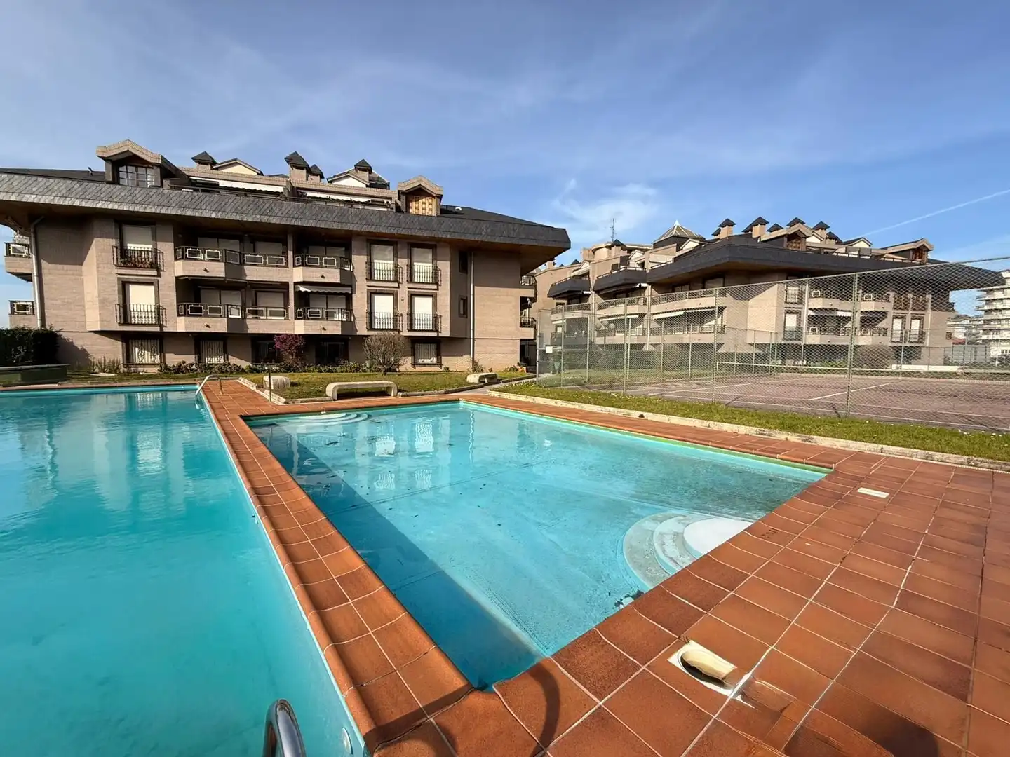 Piscina de Apartamento de alquiler en Laredo con Calefacción, Terraza y Amueblado