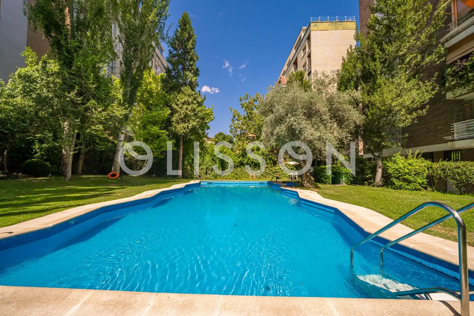 Piscina de Apartament en venda en Madrid amb Aire condicionat i Traster