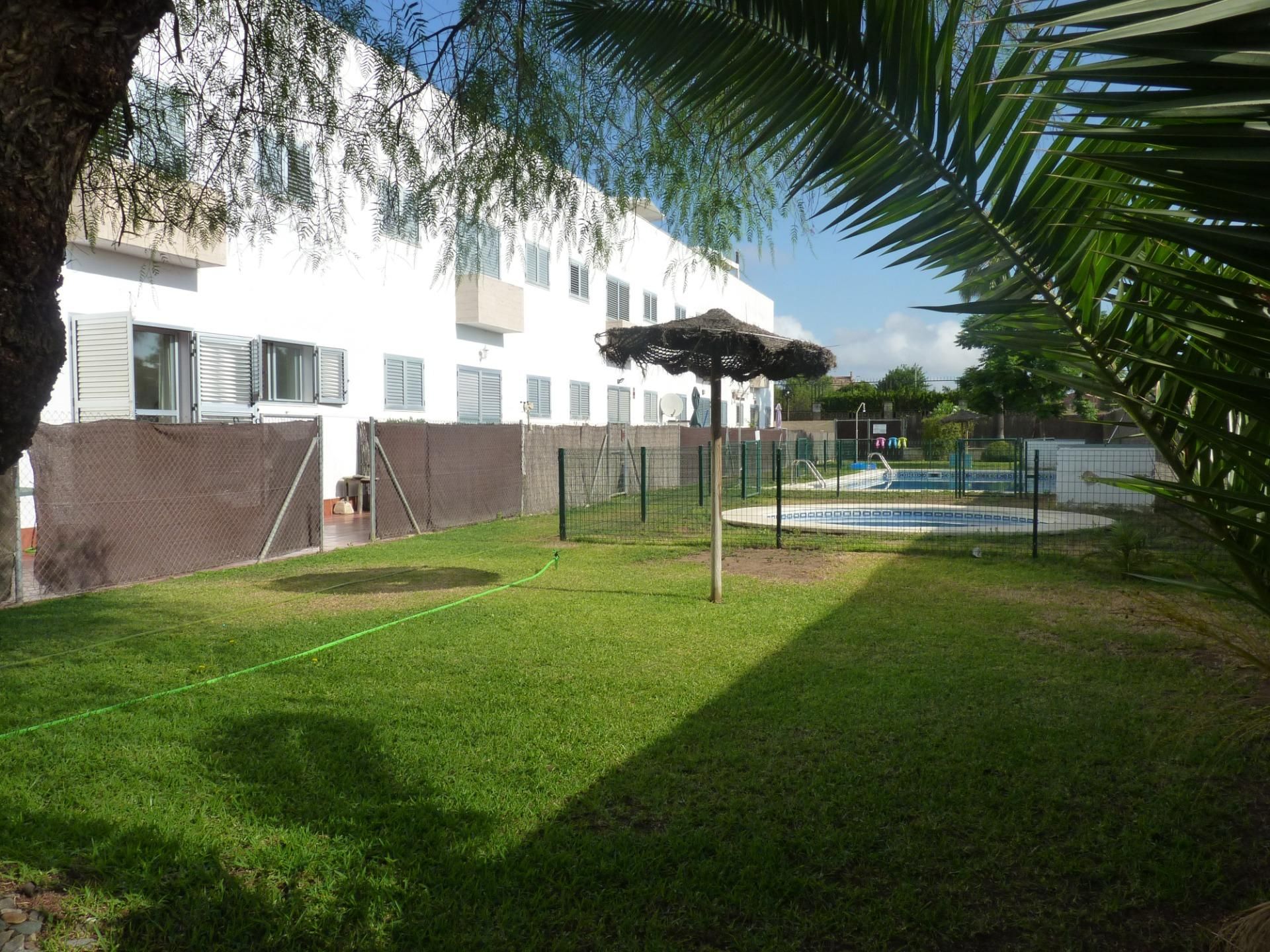 Swimming pool of Flat for sale in Sanlúcar la Mayor  with Air Conditioner, Heating and Private garden
