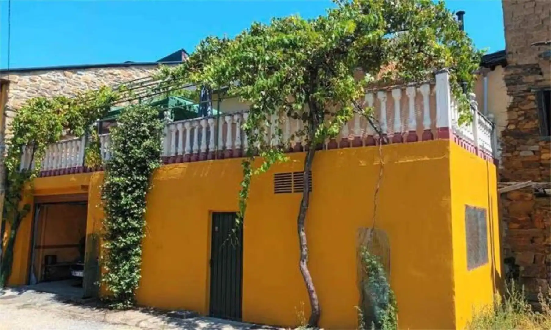 Vista exterior de Casa adosada en venta en Cacabelos con Calefacción y Balcón