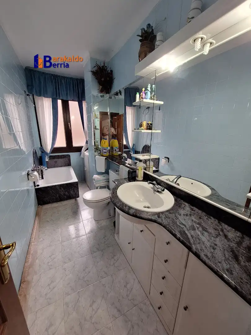 Baño de Piso en venta en Barakaldo  con Trastero, Amueblado y Balcón