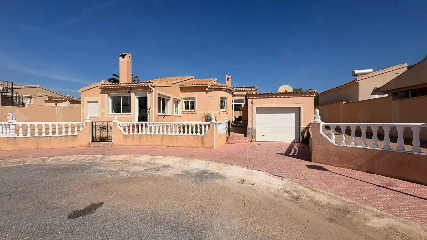 Vista exterior de Casa o xalet en venda en Orihuela amb Aire condicionat, Calefacció i Moblat