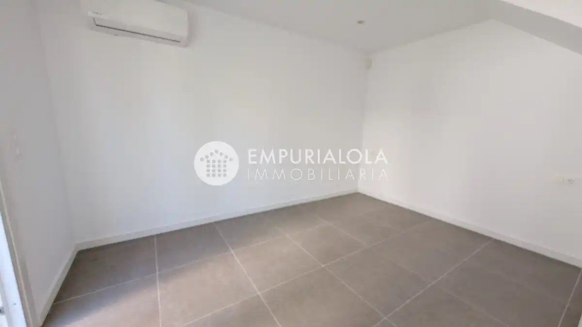 Houses for sale in Roses  with Air Conditioner and Private garden