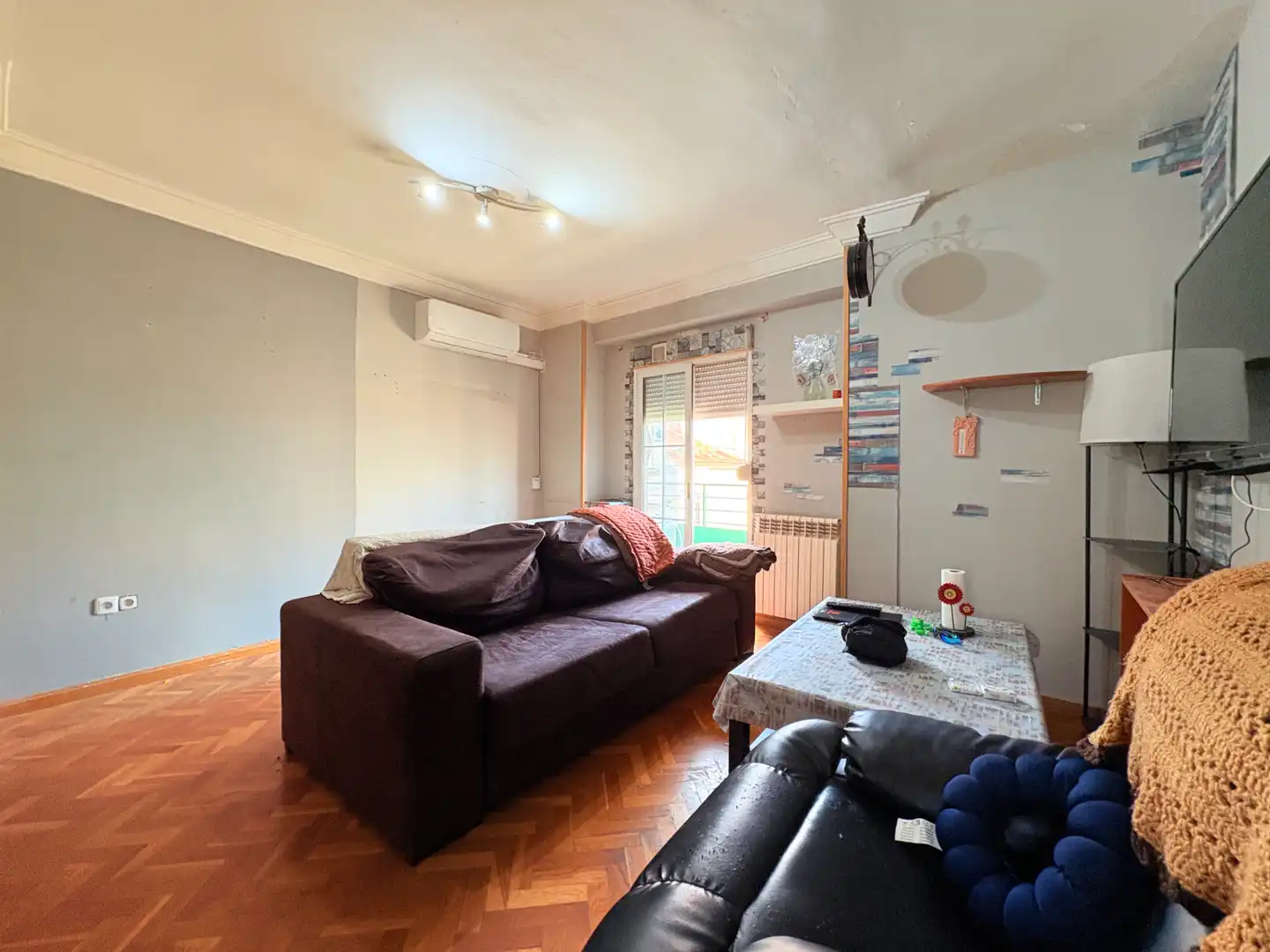 Living room of Flat for sale in Zaragoza  with Air Conditioner, Heating and Furnished