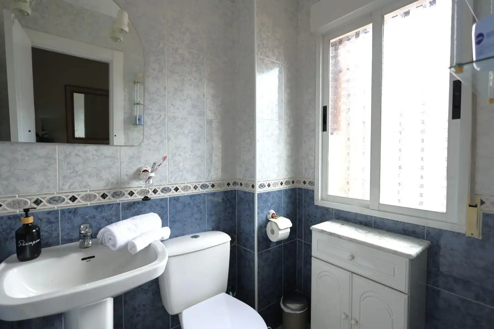 Baño de Casa adosada en venta en Cúllar Vega con Calefacción, Jardín privado y Terraza