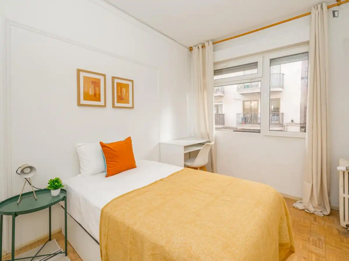 Habitación de Apartamento para compartir en Madrid con Aire acondicionado, Calefacción y Amueblado