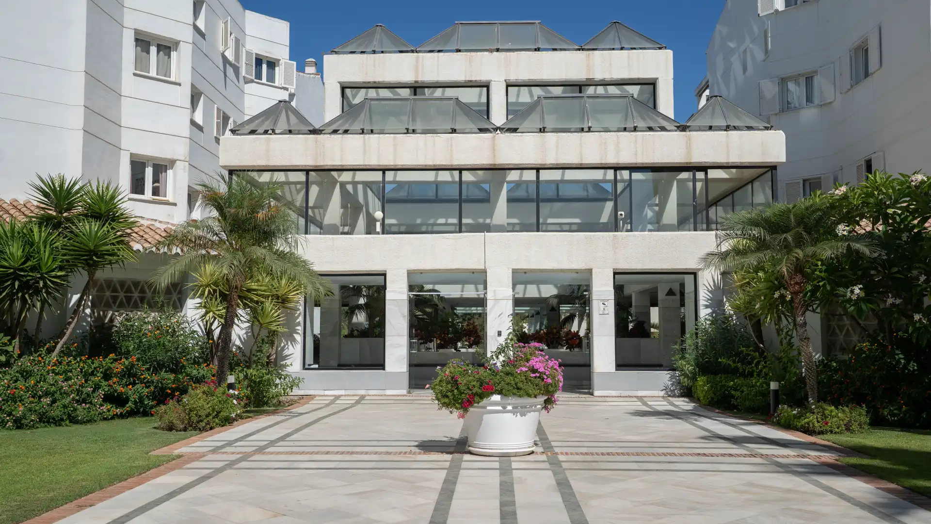 Außenansicht von Wohnungen zur Miete in Marbella mit Klimaanlage, Heizung und Terrasse