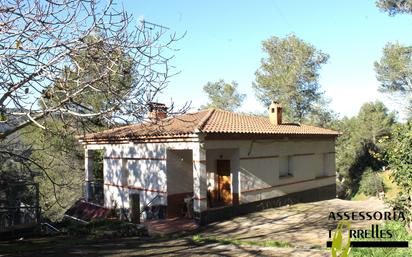 Vista exterior de Casa o xalet en venda en Torrelles de Llobregat amb Jardí privat, Piscina i Balcó