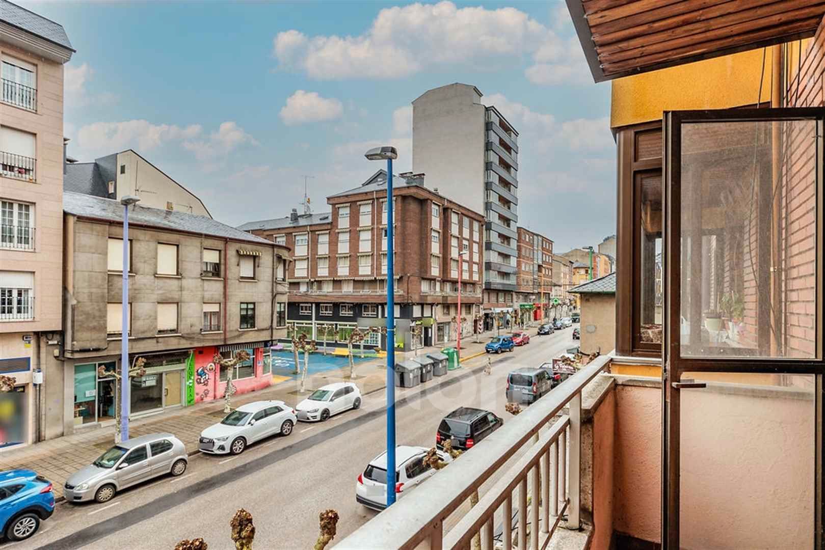 Vista exterior de Piso en venta en Ponferrada con Calefacción, Terraza y Horno