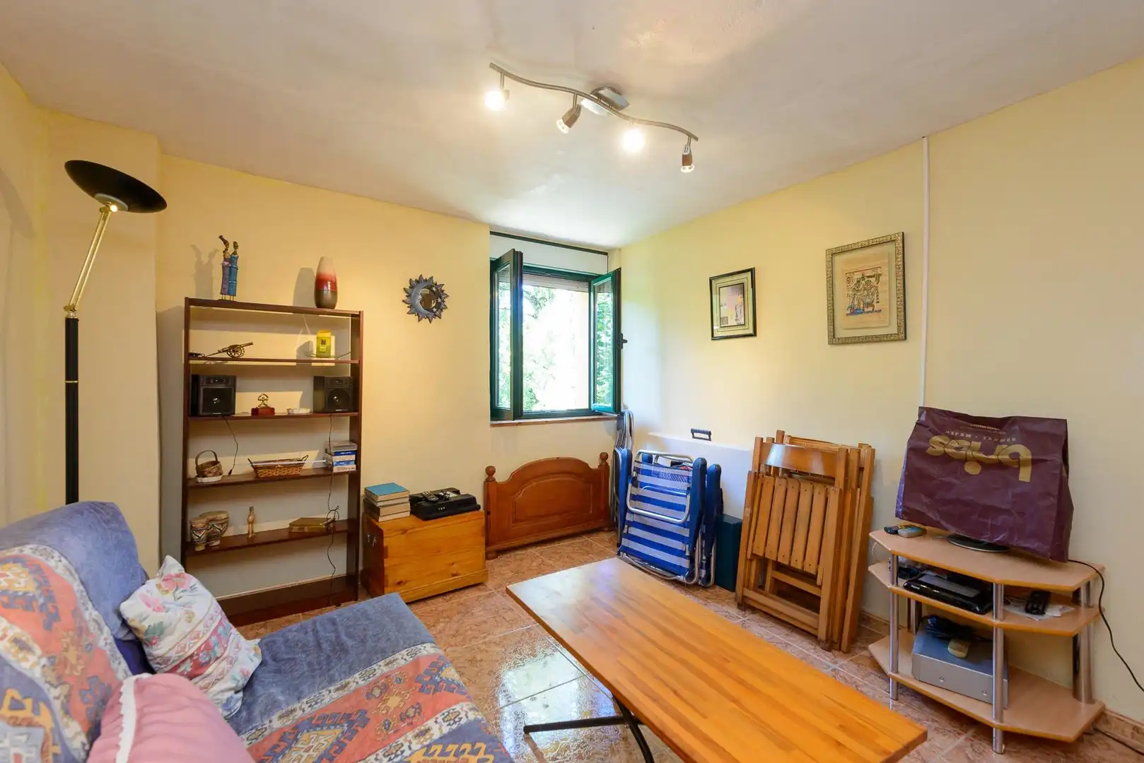 Sala d'estar de Casa adosada en venda en Mieres (Asturias) amb Jardí privat, Terrassa i Moblat