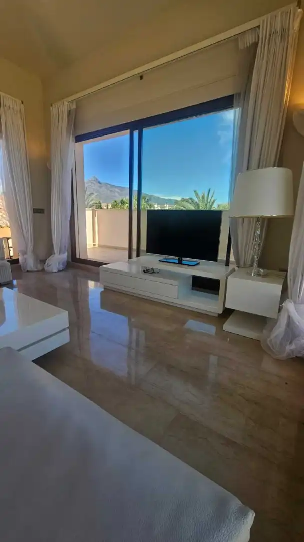 Sala d'estar de Dúplex en venda en Marbella amb Aire condicionat, Terrassa i Traster