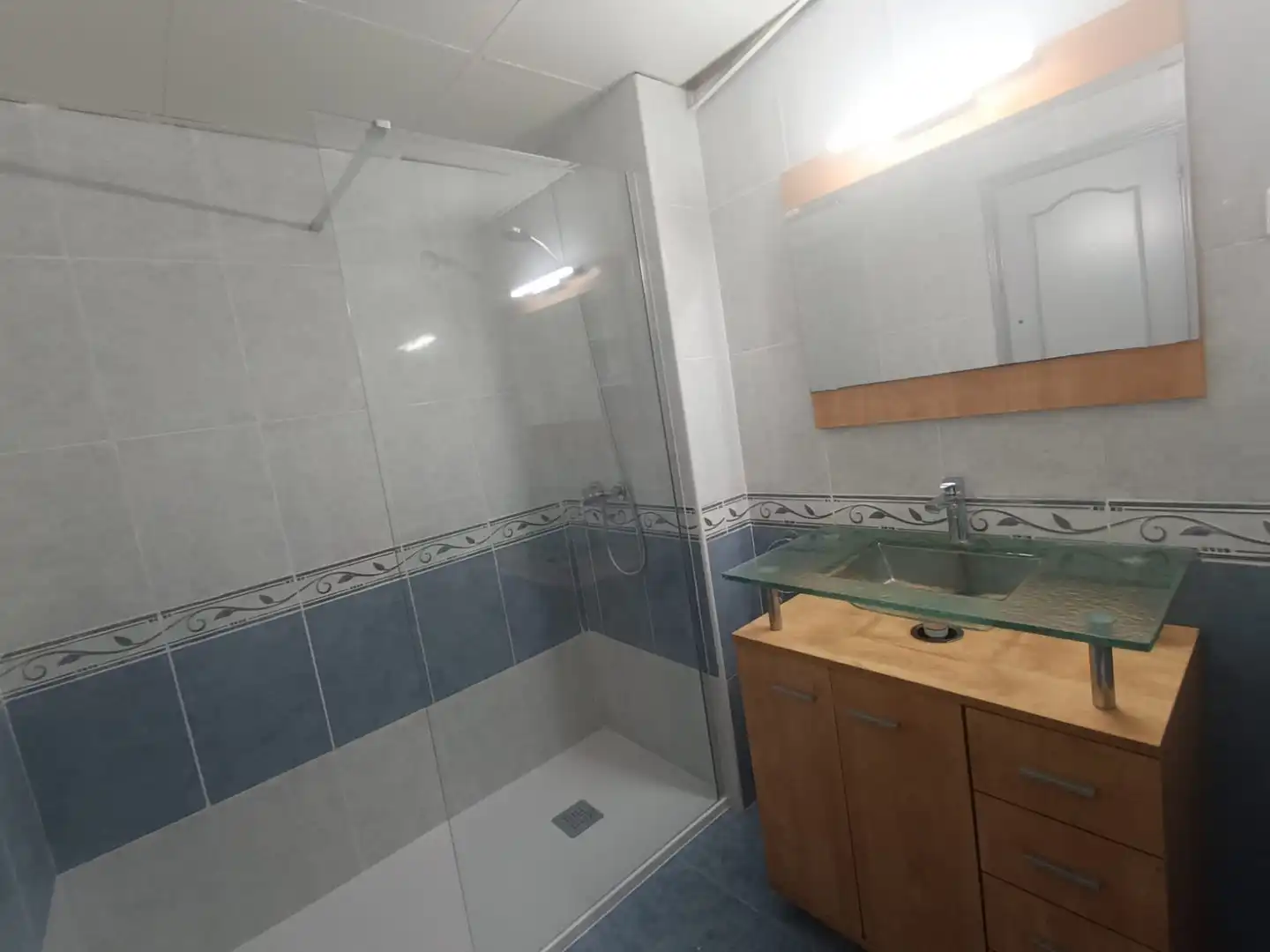 Bathroom of Flat for rent in Constantí  with Oven, Washing machine and Microwave