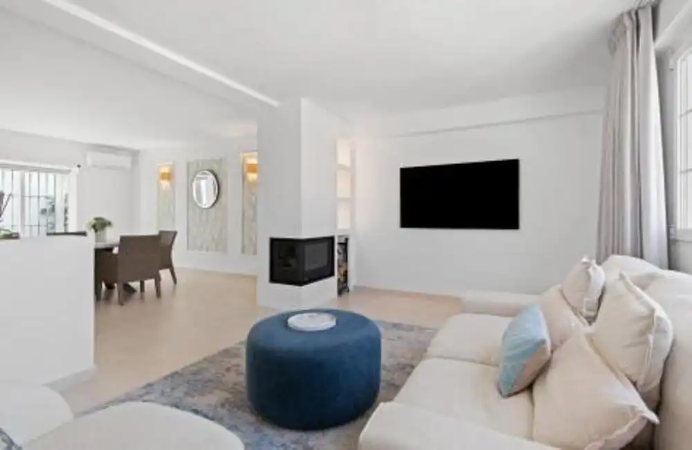 Sala d'estar de Casa adosada en venda en Marbella amb Aire condicionat, Jardí privat i Terrassa