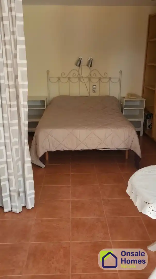 Dormitori de Estudi en venda en Marbella amb Aire condicionat, Terrassa i Balcó