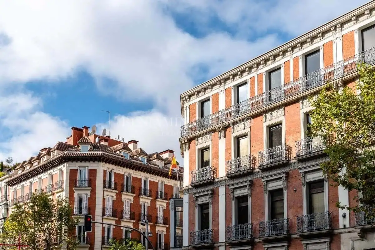 Vista exterior de Piso en venta en Madrid con Balcón