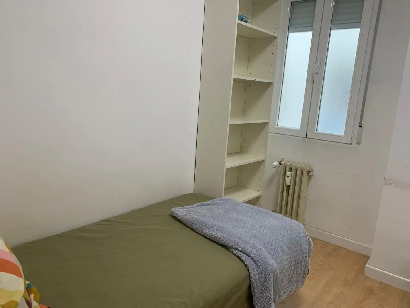 Bedroom of Flat for share in Madrid  with Air Conditioner, Heating and Parquet flooring