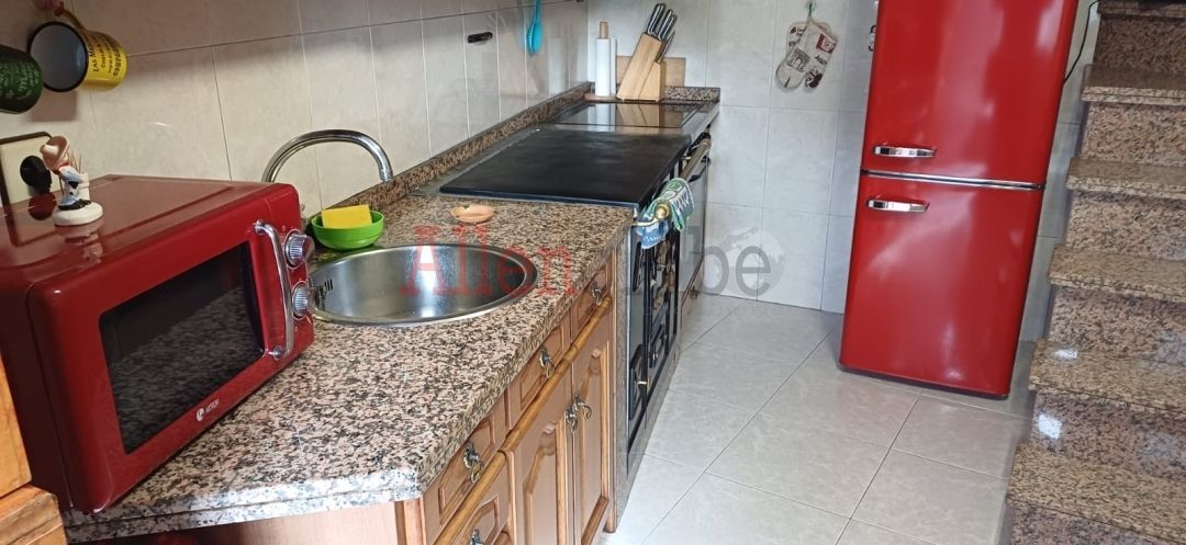 Cuina de Casa o xalet en venda en Santo Adriano amb Calefacció, Jardí privat i Traster