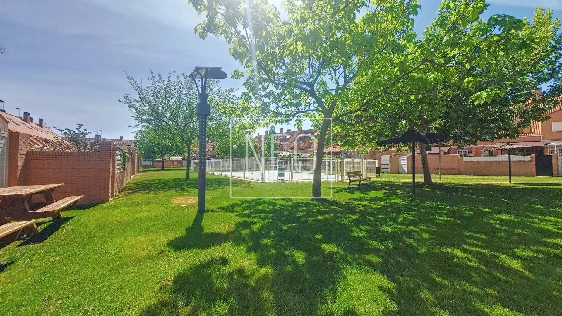 Jardín de Casa adosada en venta en Parla con Aire acondicionado, Balcón y Piscina comunitaria