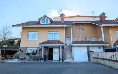 Außenansicht von Einfamilien-Reihenhaus zum verkauf in Gamiz-Fika mit Heizung, Privatgarten und Terrasse