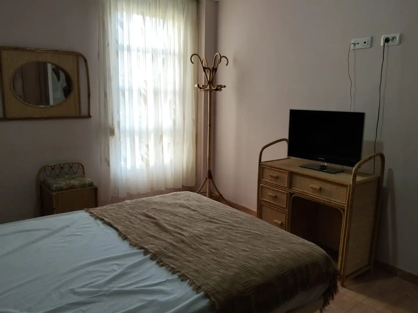 Schlafzimmer von Erdgeschoss zur Miete in Arona mit Terrasse, Möbliert und Ofen