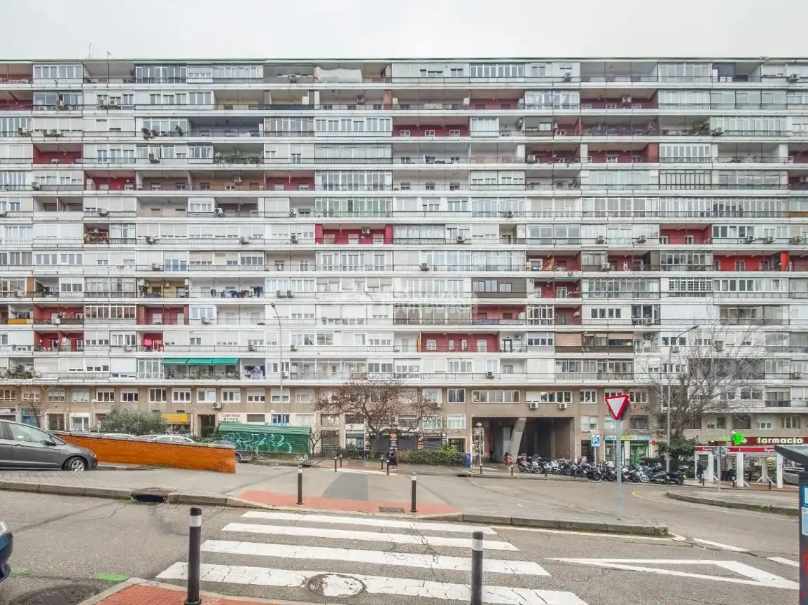 Vista exterior de Pis en venda en Madrid amb Calefacció