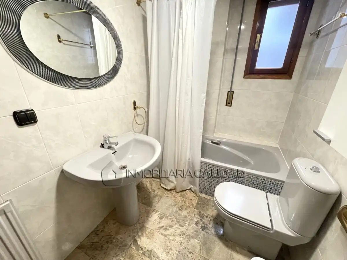 Baño de Piso de alquiler en Burgos con Calefacción y Amueblado