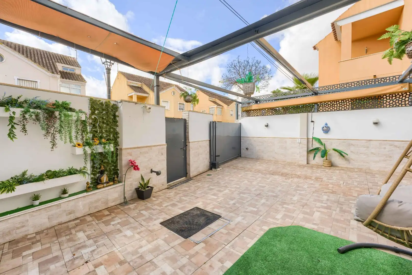 Terrasse von Einfamilien-Reihenhaus zum Verkauf in Espartinas mit Klimaanlage, Heizung und Parkett