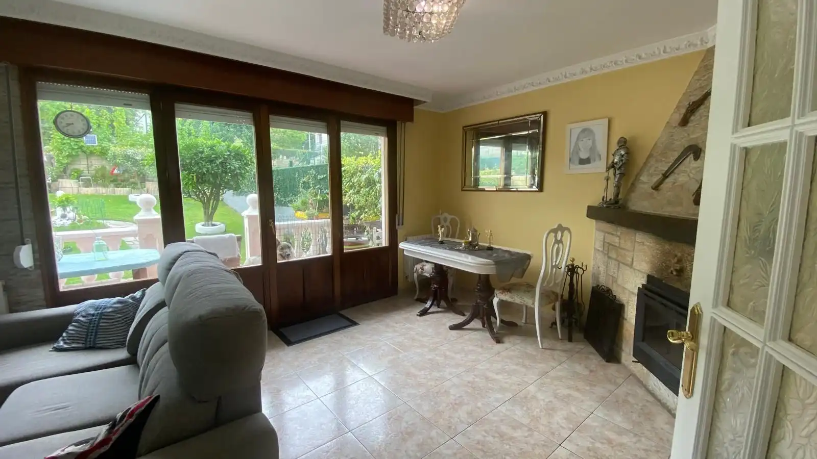 Sala d'estar de Casa adosada en venda en Meruelo amb Moblat
