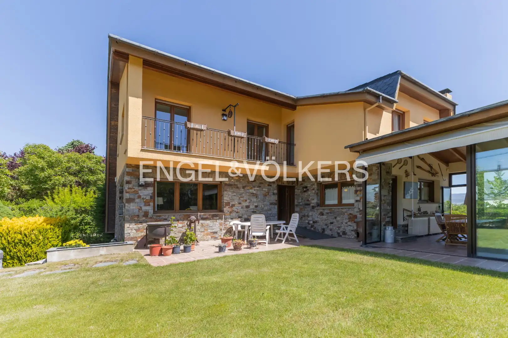 Vista exterior de Casa o xalet en venda en Puigcerdà amb Calefacció, Jardí privat i Parquet