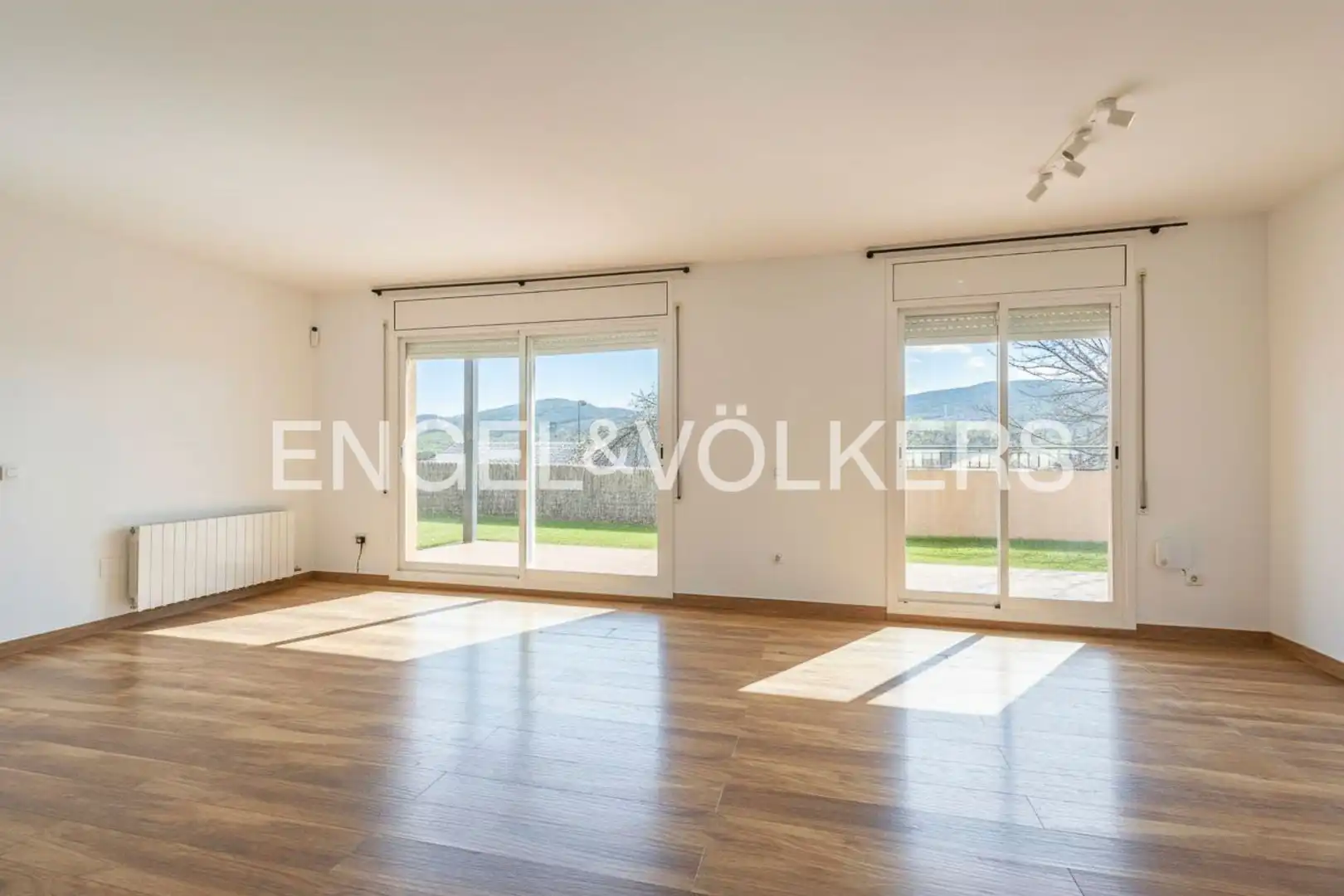 Sala de estar de Casa o chalet en venta en Vallirana con Calefacción, Jardín privado y Parquet