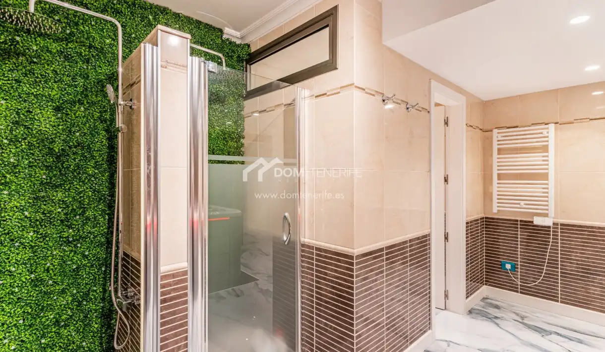 Baño de Casa o chalet en venta en Adeje con Jardín privado, Terraza y Trastero