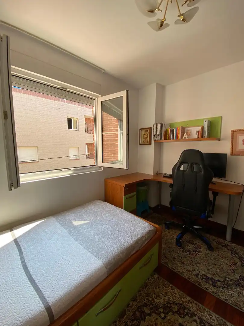 Schlafzimmer von Einfamilien-Reihenhaus zum Verkauf in Castro-Urdiales mit Heizung, Privatgarten und Parkett