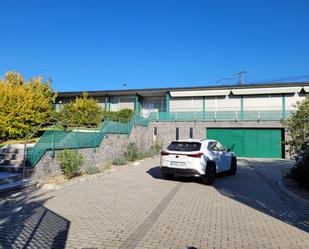 Vista exterior de Casa o xalet en venda en Villaverde de Medina amb Terrassa