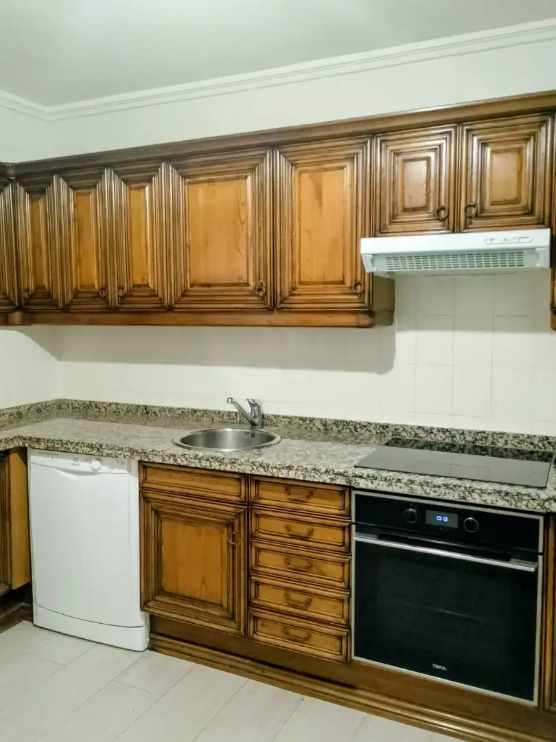 Cuina de Pis de lloguer en Oviedo  amb Calefacció, Parquet i Terrassa