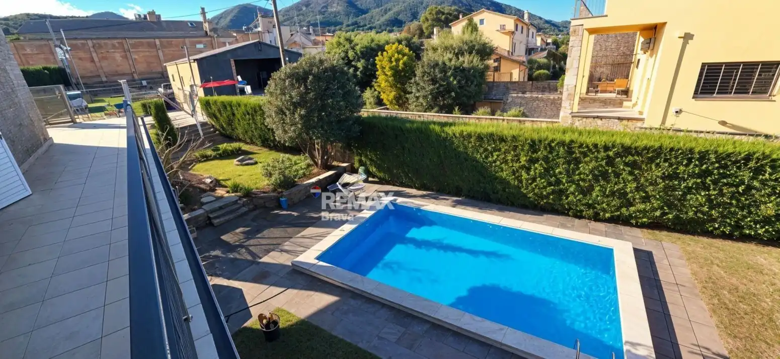 Vista exterior de Casa adosada en venta en Celrà con Aire acondicionado, Jardín privado y Terraza