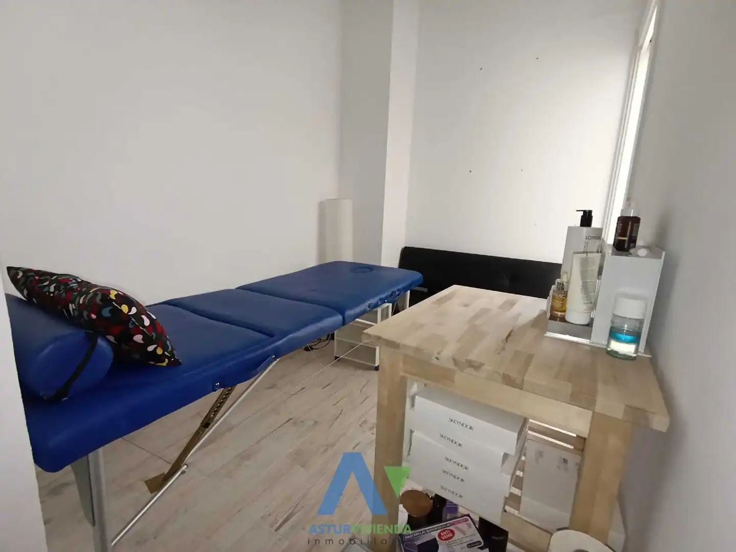 Dormitori de Local en venda en Oviedo  amb Moblat