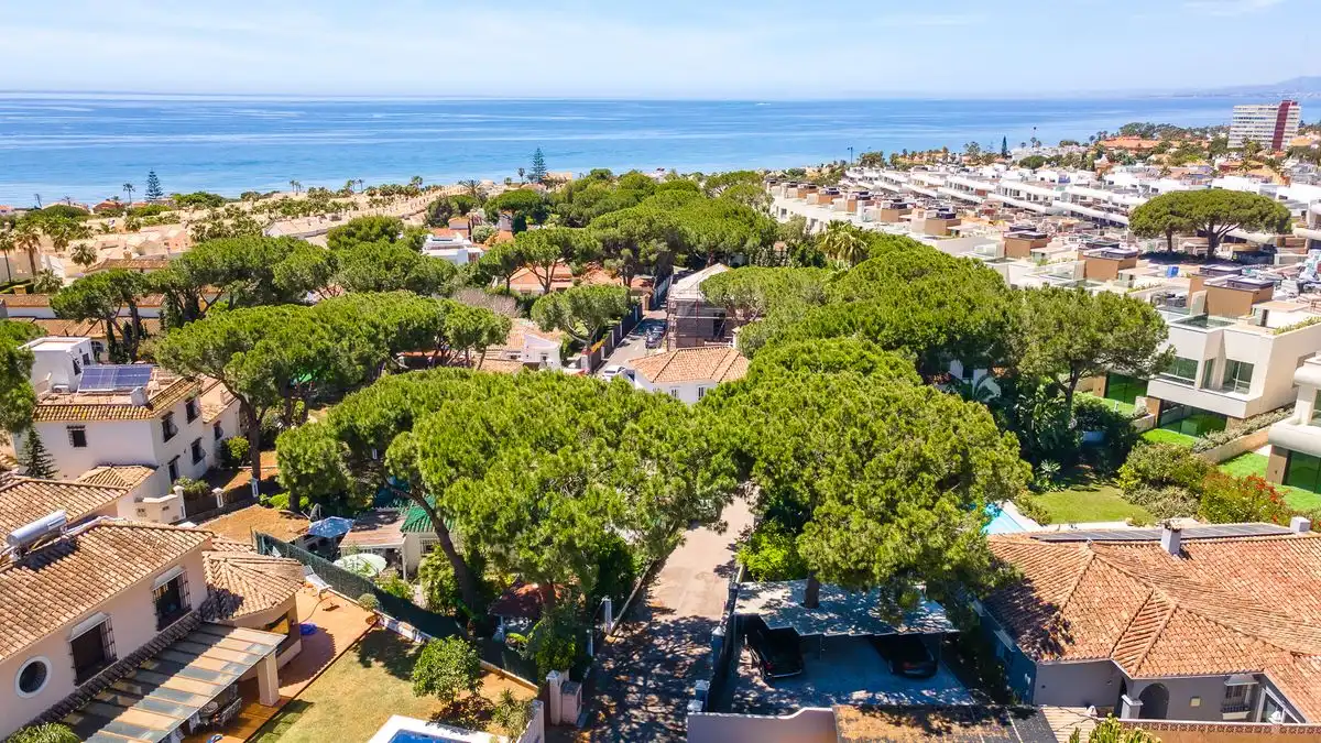 Vista exterior de Casa o xalet en venda en Marbella amb Aire condicionat, Calefacció i Jardí privat