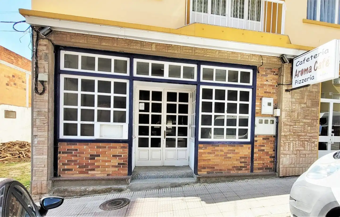 Vista exterior de Local en venda en Foz amb Aire condicionat i Moblat