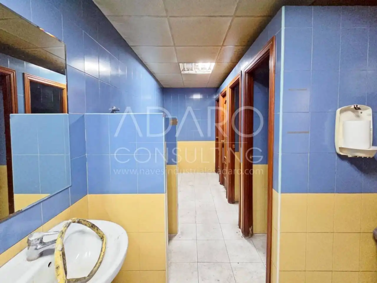 Badezimmer von Fabrikhallen zur Miete in Fuenlabrada
