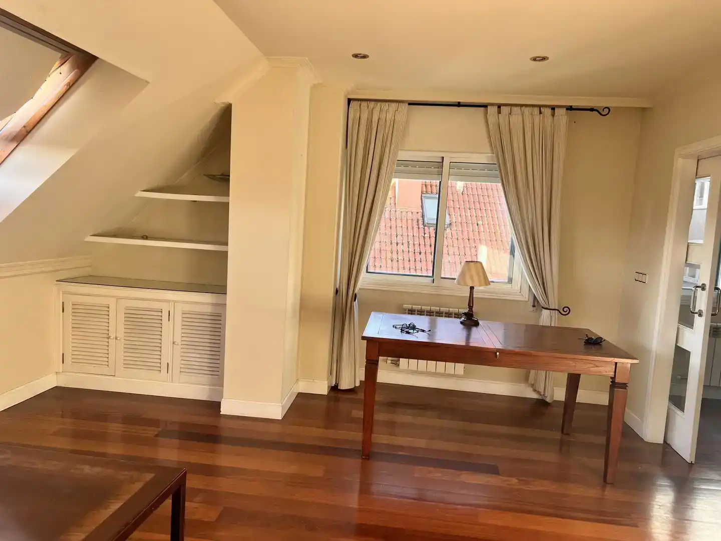 Sala d'estar de Pis en venda en Pontevedra Capital  amb Parquet, Traster i Moblat