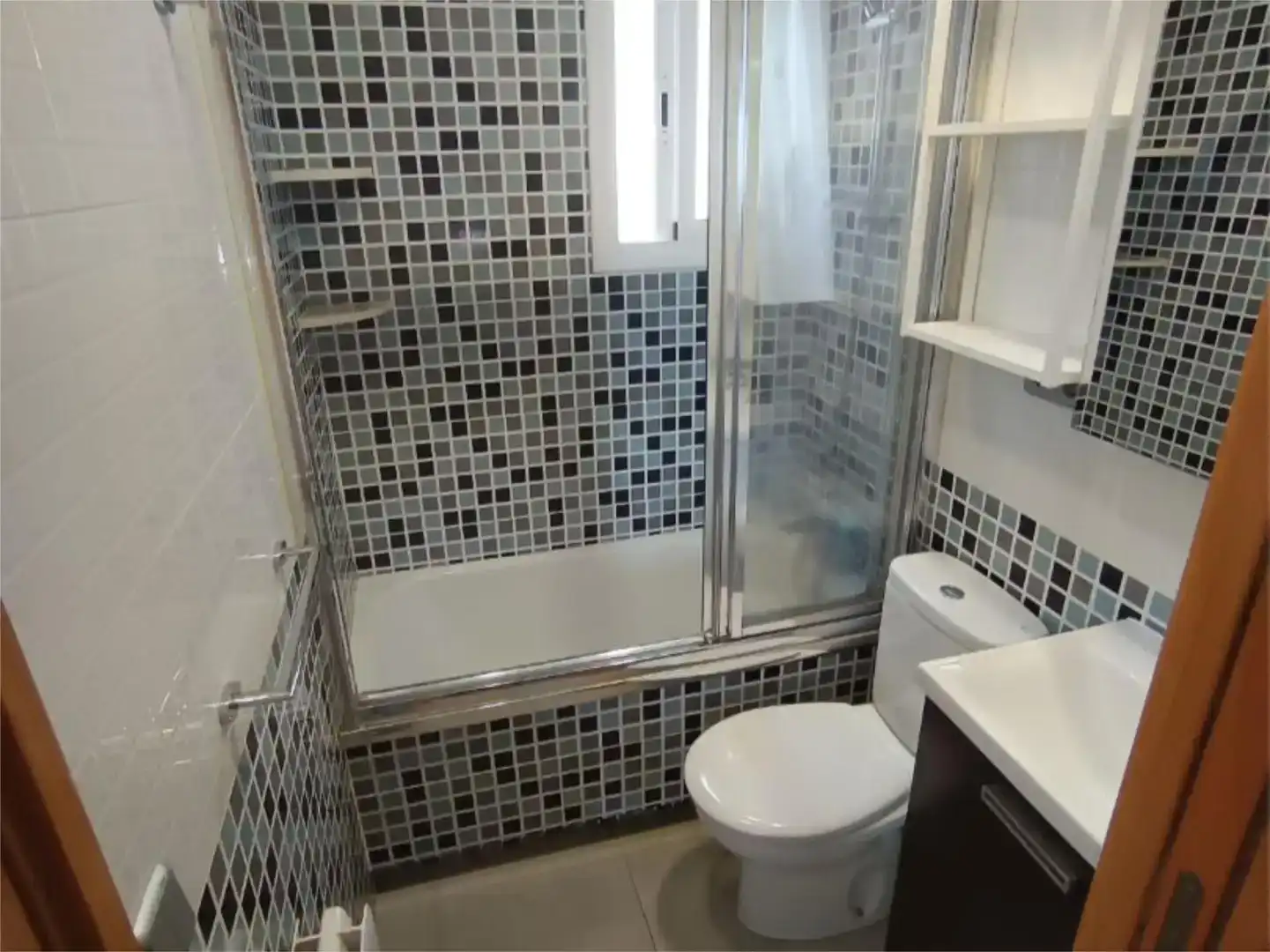 Badezimmer von Wohnung zur Miete in Barcelona mit Klimaanlage, Parkett und Möbliert