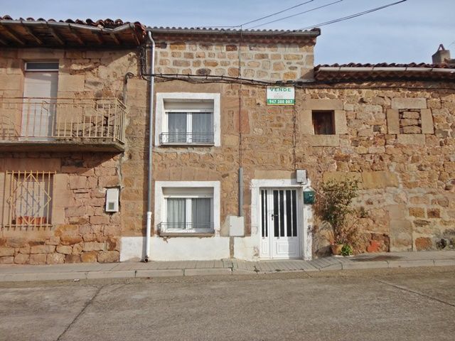 Vista exterior de Casa o xalet en venda en Salas de los Infantes amb Calefacció i Traster