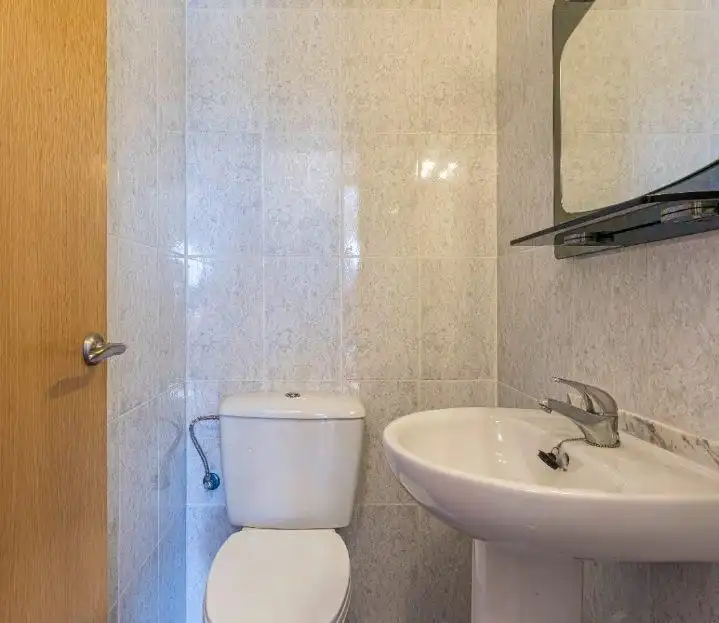 Baño de Apartamento en venta en Torrevieja con Terraza y Amueblado