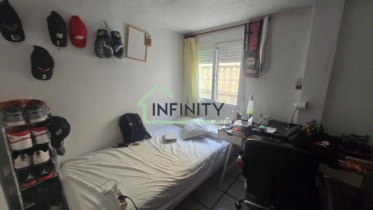 Dormitori de Casa o xalet en venda en Oliva amb Aire condicionat, Terrassa i Traster