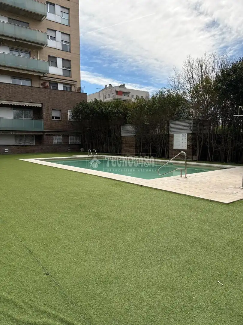 Piscina de Pis en venda en Sabadell amb Aire condicionat, Parquet i Moblat
