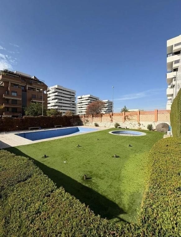 Piscina de Pis de lloguer en  Granada Capital amb Calefacció, Jardí privat i Balcó