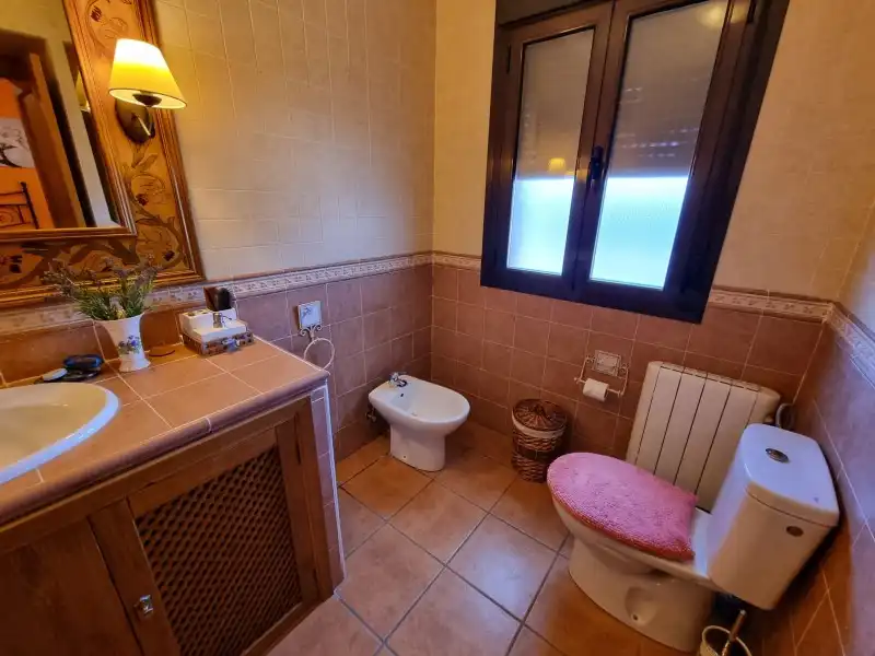 Bany de Casa o xalet en venda en Valdastillas amb Aire condicionat, Calefacció i Terrassa