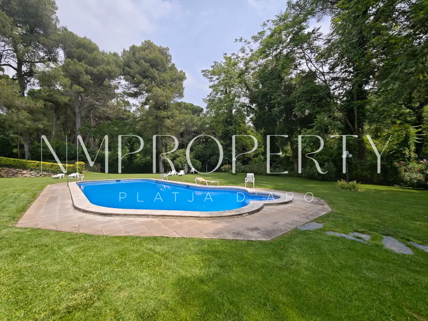 Schwimmbecken von Einfamilien-Reihenhaus zum Verkauf in Castell d'Aro, Platja d'Aro i s'Agaró mit Heizung, Privatgarten und Parkett