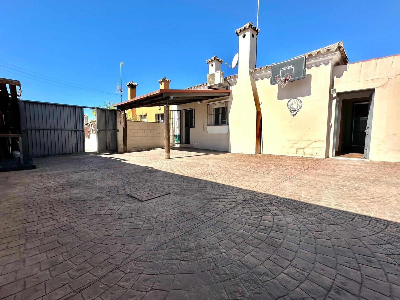 Exterior view of House or chalet for sale in El Puerto de Santa María  with Air Conditioner, Heating and Private garden